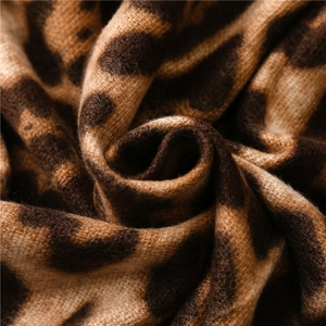 Vista macro del tessuto effetto cashmere leopardato con trama morbida e maglia