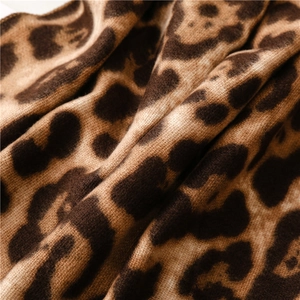 Vista macro della trama del tessuto leopardato con dettagli della maglia in finta cashmere