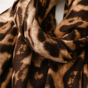 Dettaglio macro di morbida sciarpa leopardata con trama spessa in finto cashmere