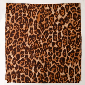 Vista piatta della sciarpa in finto cashmere con stampa leopardata marrone e nera