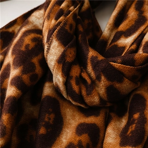 Dettaglio della trama leopardata che mostra il morbido tessuto in finto cashmere