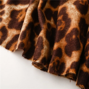 Macro di tessuto spesso simil cashmere leopardato con trama morbida e dettagli di frange