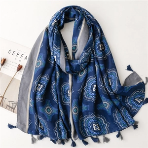 Sciarpa blu scuro con motivo mandala, frange e stampa floreale geometrica su bianco