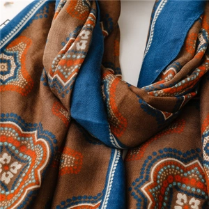 Dettaglio di motivo floreale geometrico vintage su sciarpa spessa in misto cotone