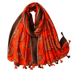 Sciarpa invernale in stile etnico con nappe arancioni e motivi geometrici boho