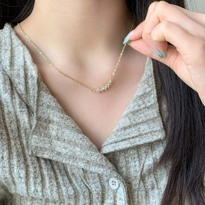 Sparkling silver plated flower necklace with zircon pendant and elegant gold chain for women