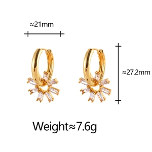 Détails des boucles d'oreilles fleur dorées avec zircons et dimensions de 21x27,2 mm