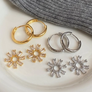 Boucles d'oreilles fleurs géométriques en zircon or et argent sur céramique blanche