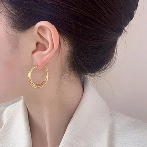 Orecchini a cerchio intrecciati color oro con finitura testurizzata per un look moderno
