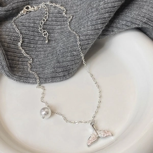 Detail der Fischschwanz-Halskette mit rosa Steinen und weißer Perle in Silber
