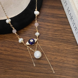 Collier multi-rangs doré avec perles baroques, quartz rose et pendentif œil protecteur