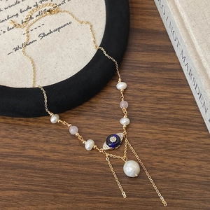 Collier doré multicouche avec perles, pierres roses et pendentif œil sur bois