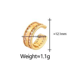 Détail macro du耳cuff géométrique doré de 12,1mm de haut avec pavage en zircon