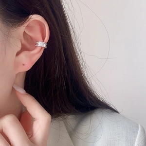Manchette d'oreille double en argent style français avec zircons sur modèle féminin élégant