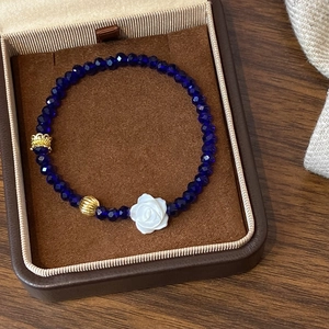Bracelet En Perles De Cristal Bleu Avec Fleur De Rose Blanche Et Breloques En Alliage Couronne Dorée Style Rétro Pour Femmes