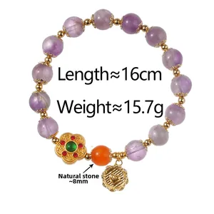 Détail du bracelet en améthyste avec fleur dorée, perle orange et pendentif cœur