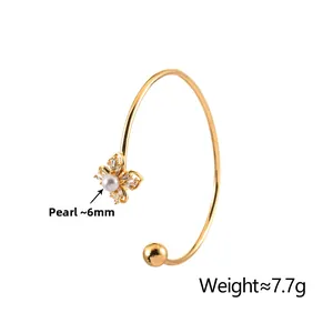 Detailed view of adjustable gold-plated bangle with clover zircon and 6mm shell pearl