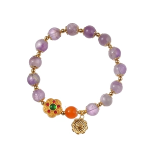 Bracelet fleur en améthyste minimaliste avec breloque cœur doré et perles colorées