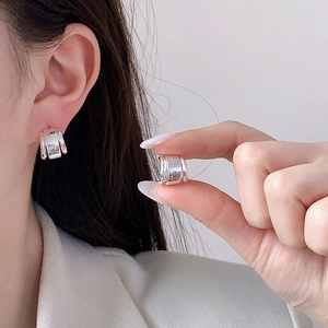 Glänzende silberne Schichtohrringe mit minimalistischem gebürstetem Metall-Finish für Damen