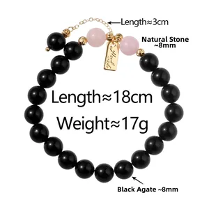 Gros plan de perles de cristal fraise et agate noire 8mm avec dimensions et poids