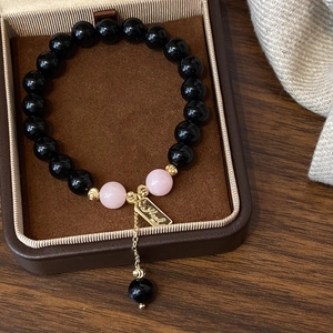 Bracelet en quartz fraise et jade Hetian avec breloque porte-bonheur en métal doré