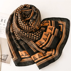 Écharpe longue à la mode avec motifs géométriques noir et caramel pour la plage et ville