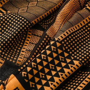 Vue macro des motifs ethniques géométriques et de la texture en lin sur une écharpe douce