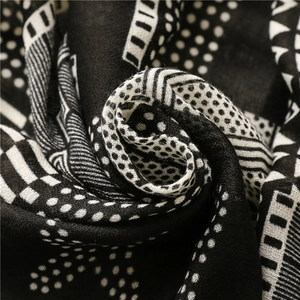 Détail macro du motif géométrique noir et blanc avec texture en lin doux