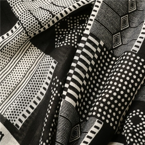 Détail de l'écharpe à motifs géométriques avec texture rayée et toucher coton-lin doux