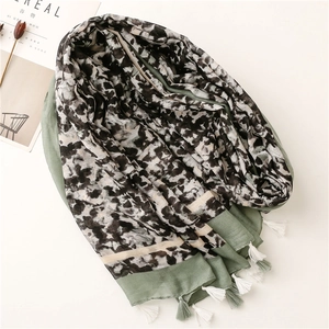 Elegante sciarpa verde salvia con stampa leopardata e nappe decorative da donna