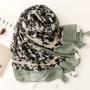 Sciarpa leggera con stampa leopardata, inserti verde salvia e nappe decorative