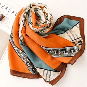 Écharpe mode au toucher lin avec motifs de chaînes et design color-block éclatant