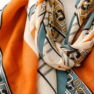 Détails du foulard en coton et lin aux motifs de chaînes orange et cyan