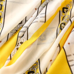 Vue macro détaillée de la texture du tissu en coton-lin à imprimé chaîne jaune et blanc