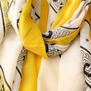 Gros plan sur le tissu pashmina à motif chaîne avec texture douce en coton et lin