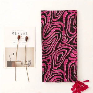 Écharpe à imprimé zébré rose et noir avec glands et texture légère en coton et lin