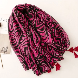 Châle tendance imprimé animal rose rouge avec des franges sur fond minimaliste