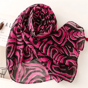 Écharpe longue à imprimé vagues fuchsia et noir avec glands en tissu léger