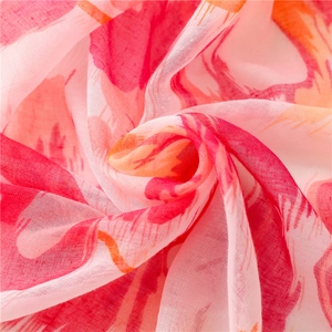 Gros plan sur le motif papillon rose du tissu en maille de lin de coton respirant