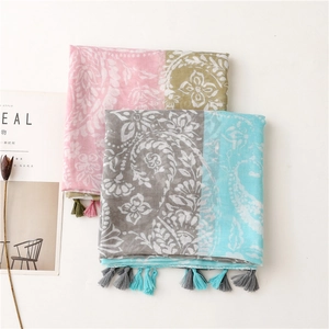 Écharpes à imprimé floral avec glands en rose, vert, gris et bleu pour le soleil