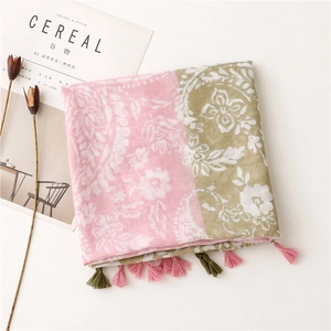 Détail du foulard à motifs cachemire rose et vert olive avec des bords à franges