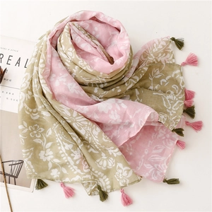 Écharpe florale en coton et lin rose et vert olive avec des pompons sur les bords
