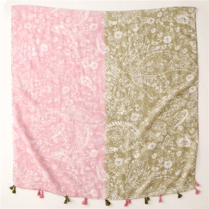 Détail d'une écharpe paisley rose et olive avec des glands et des motifs floraux