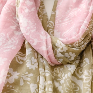 Texture détaillée d'une écharpe florale avec motif patchwork rose et vert olive