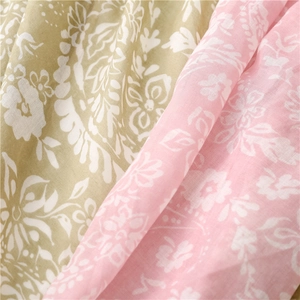 Détail du motif paisley floral sur un tissu en lin léger vert et rose respirant