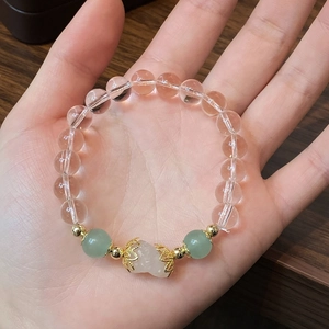 Pulsera de cuentas de cristal blanco con calcedonia verde y detalles dorados