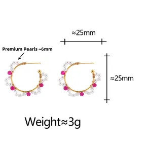 Détail de boucles d'oreilles en perles et perles violettes, taille 25mm, poids 3g
