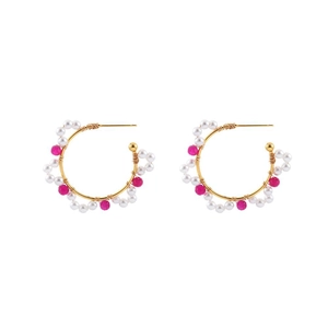 Boucles d'oreilles créoles dorées en C avec perles blanches et perles facettées rouge rose