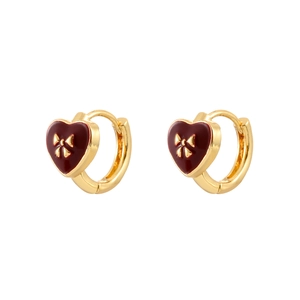 Boucles d'oreilles cœur vintage avec émail rouge et nœud doré sur fond blanc pur