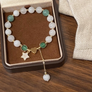 Bracelet élégant en perles avec plaque de cœur dorée et pendentif étoile étincelant